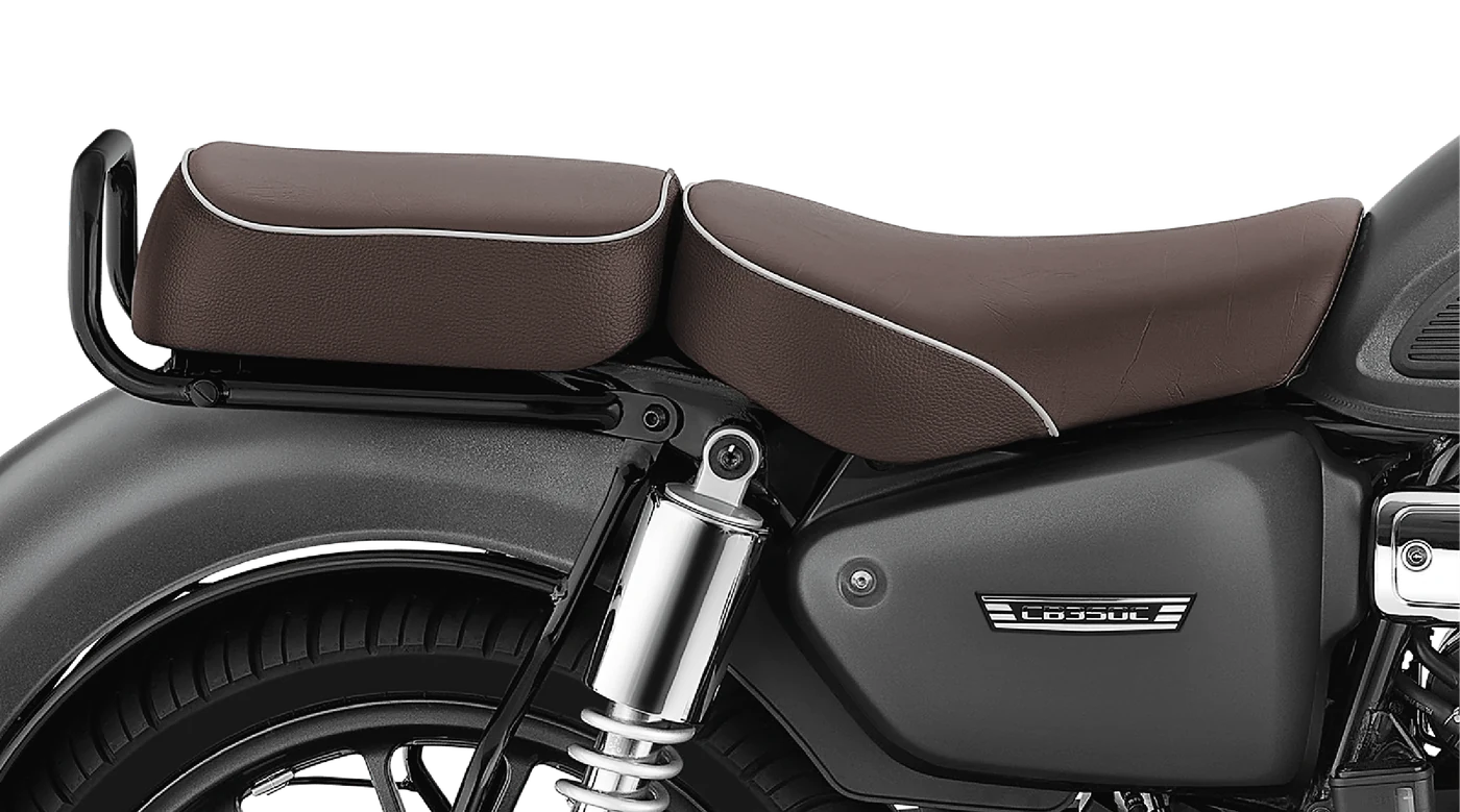 Brown split seat on the CB350C